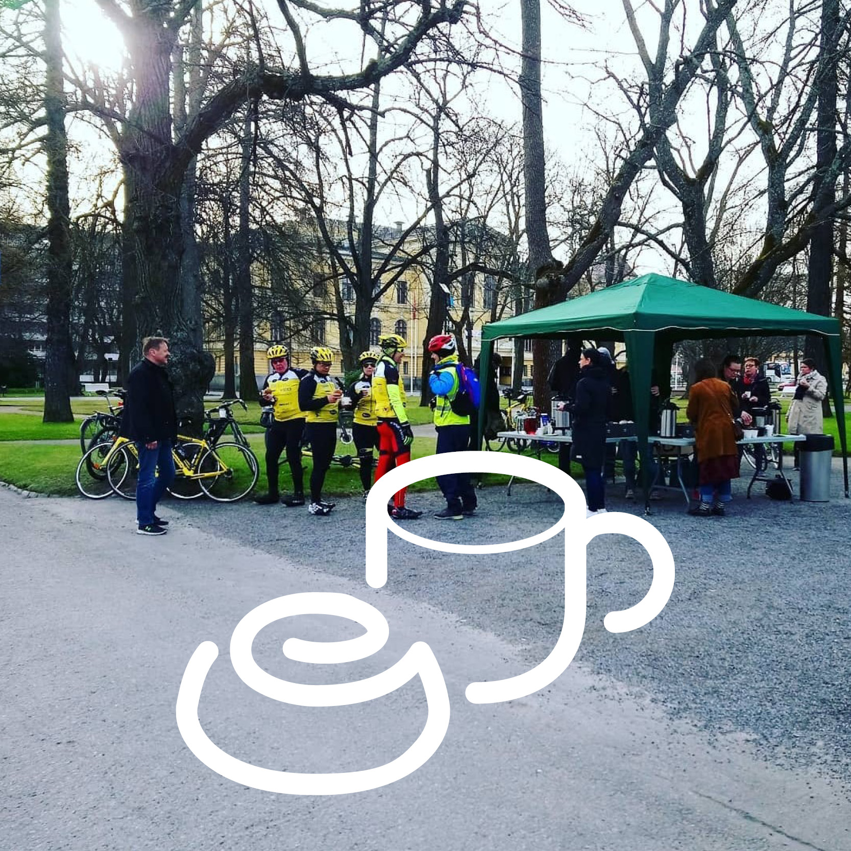 Människor med cykel står intill ett tält i en park och dricker kaffe.