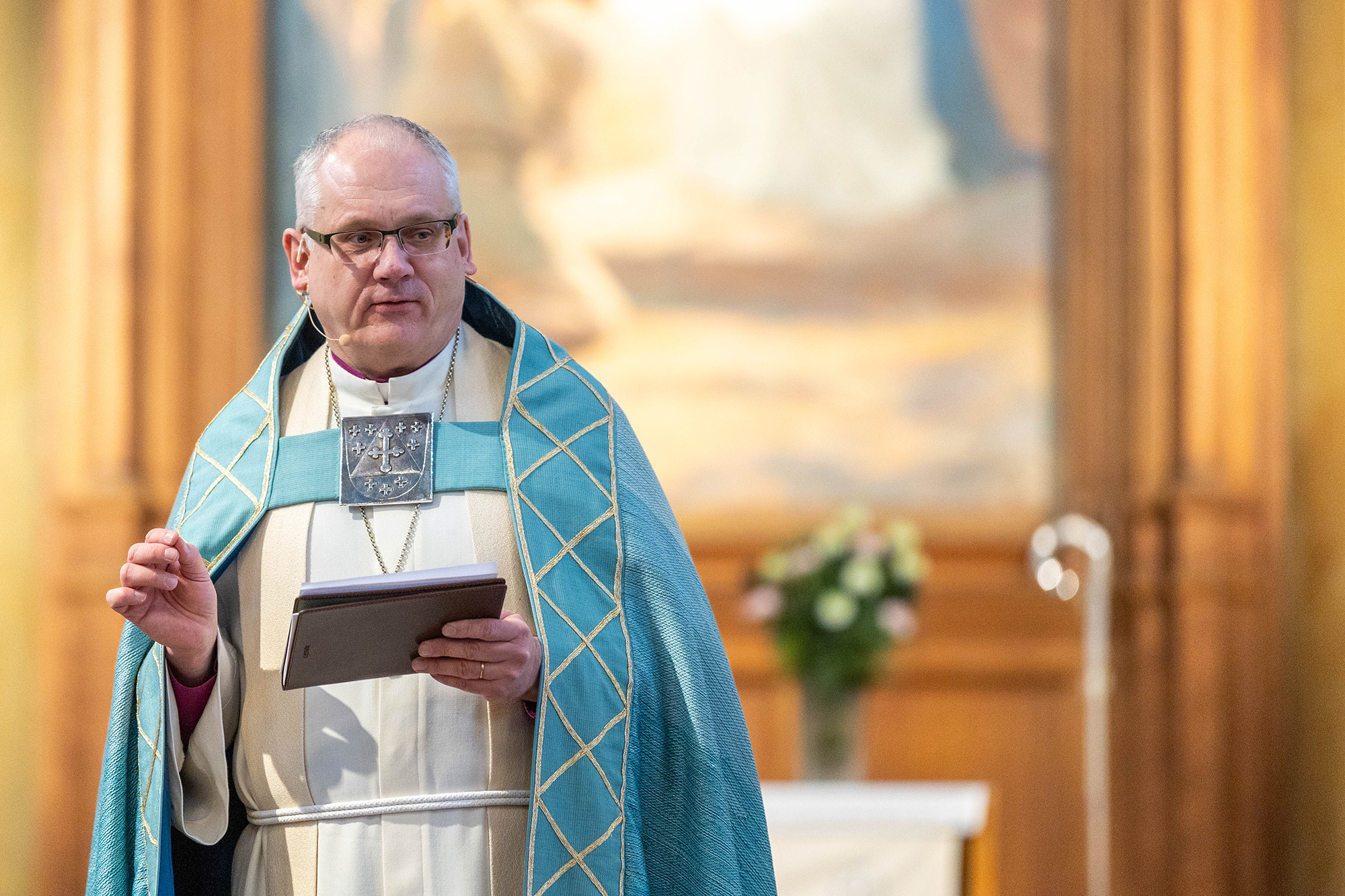 Man predikar i en kyrka.