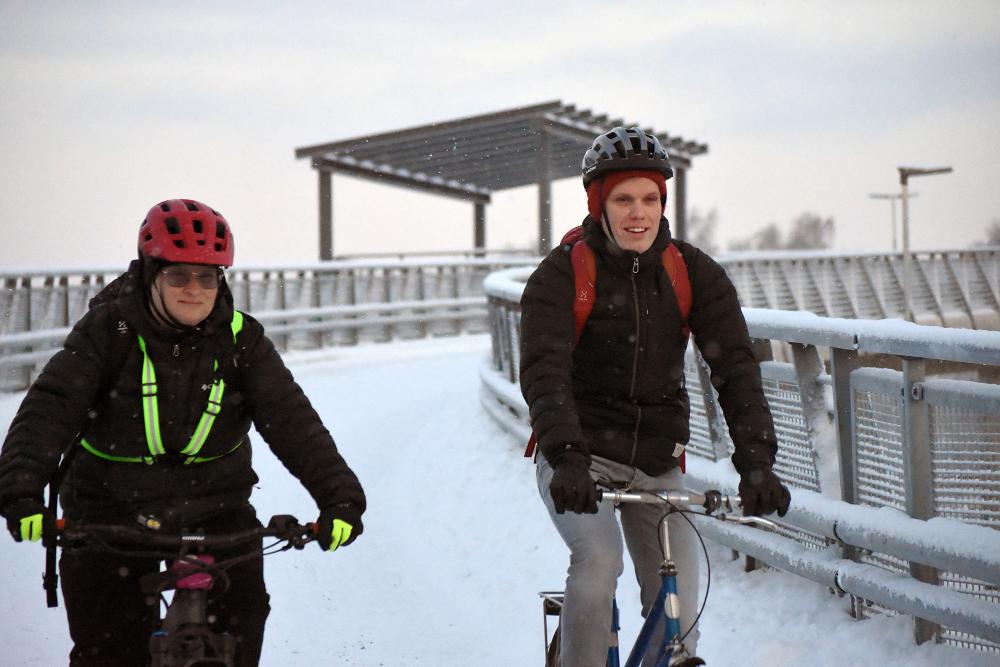 Länk till nyeht om Heidi och Isak som cyklar ocks¨å på vintern.