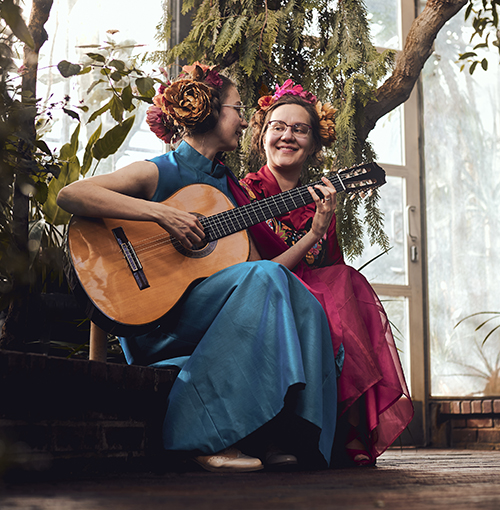 Viena Yrjänä och Hanna-Kerttu Sarsila.