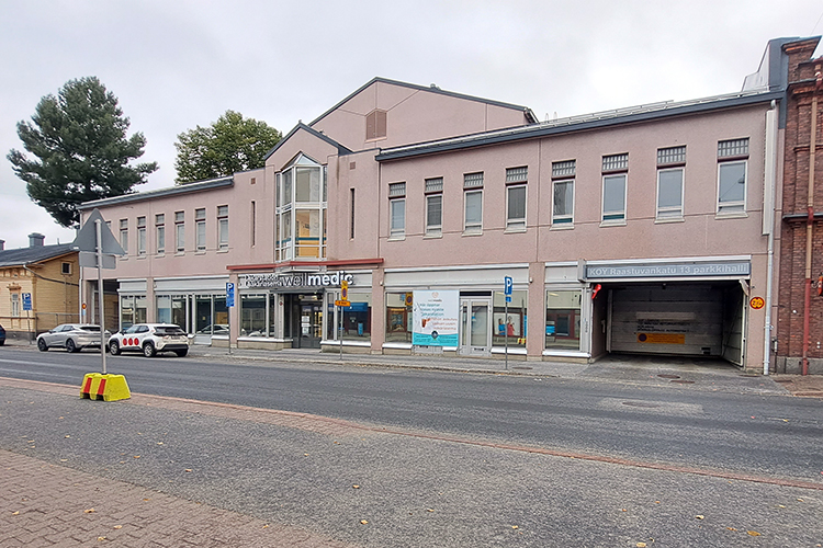 Rådhusgatan 13 Rosa rappat hus längs en gata i en stad.