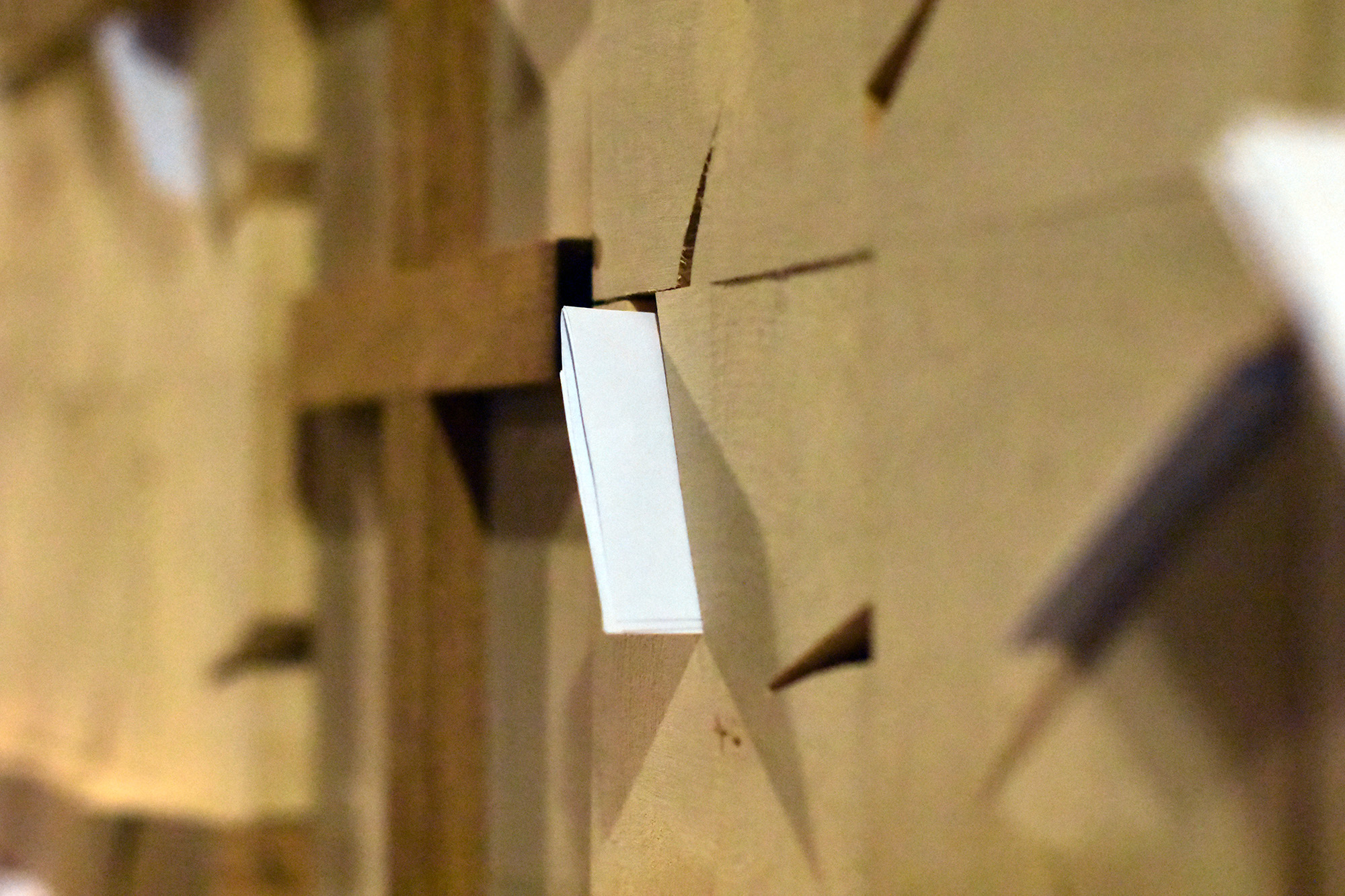 Papperslapp instrucken i en träspringa.