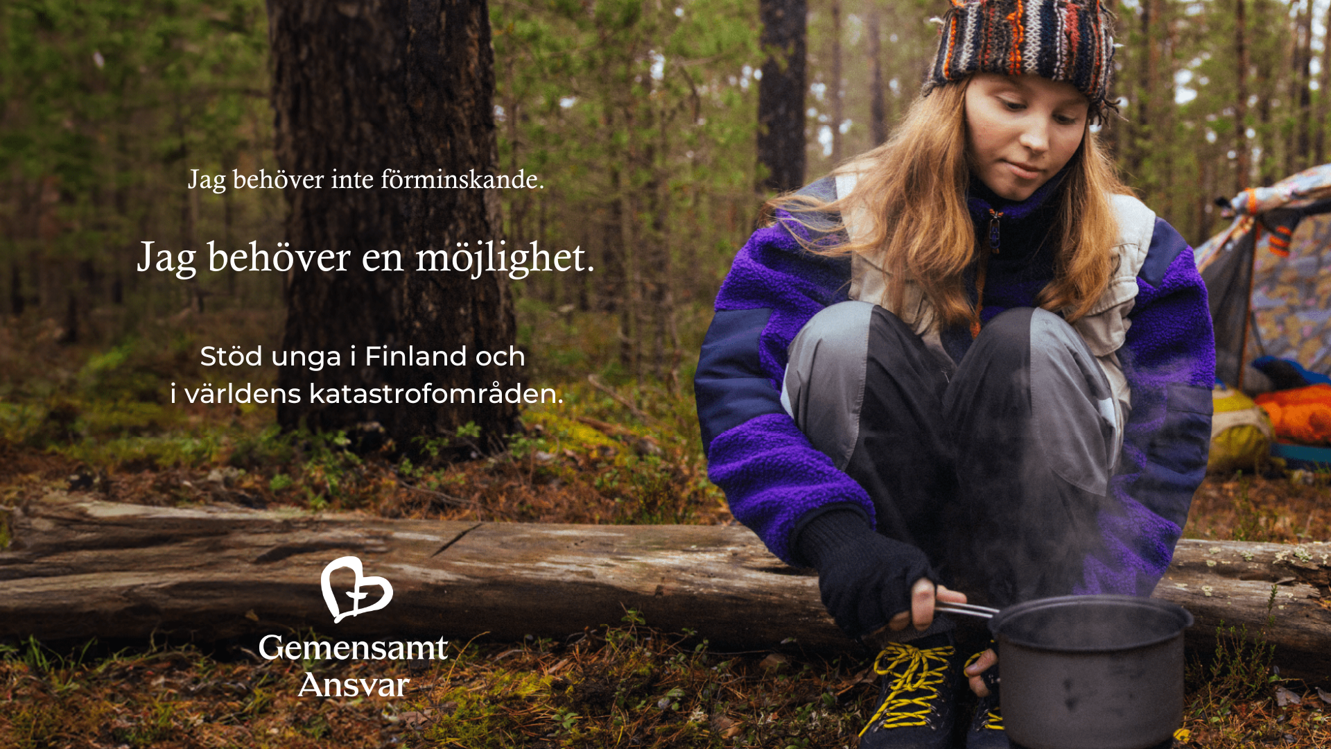 Kvinna i skogen. I bakgrunden ett tält.