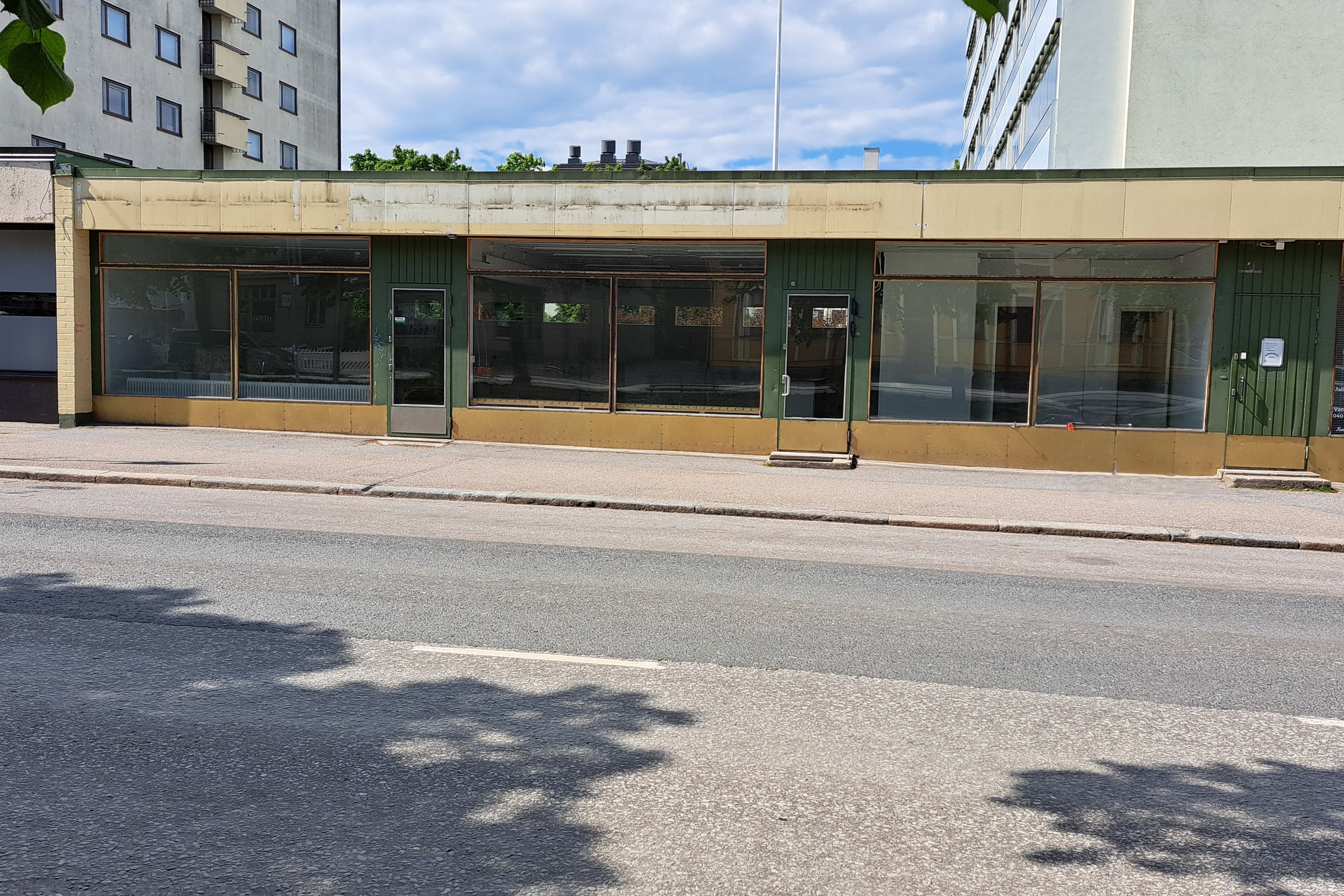 Låg affärslokal intill en gata.
