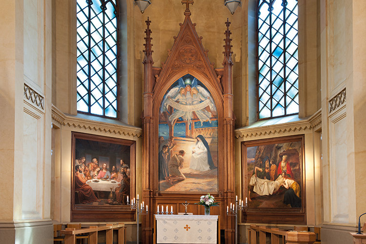 Strömmad gudstjänst från Trefaldighetskyrkan Trefaldighetskyrkans altare med tre altartavlor. Den liturgiska färgen på altarkläderna är vit.