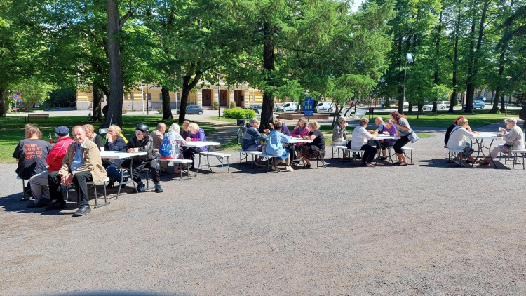 Människor som fikar i en park