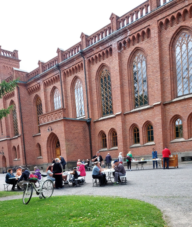 Parkcafé Människor fikar utanför Trefaldighetskyrkan