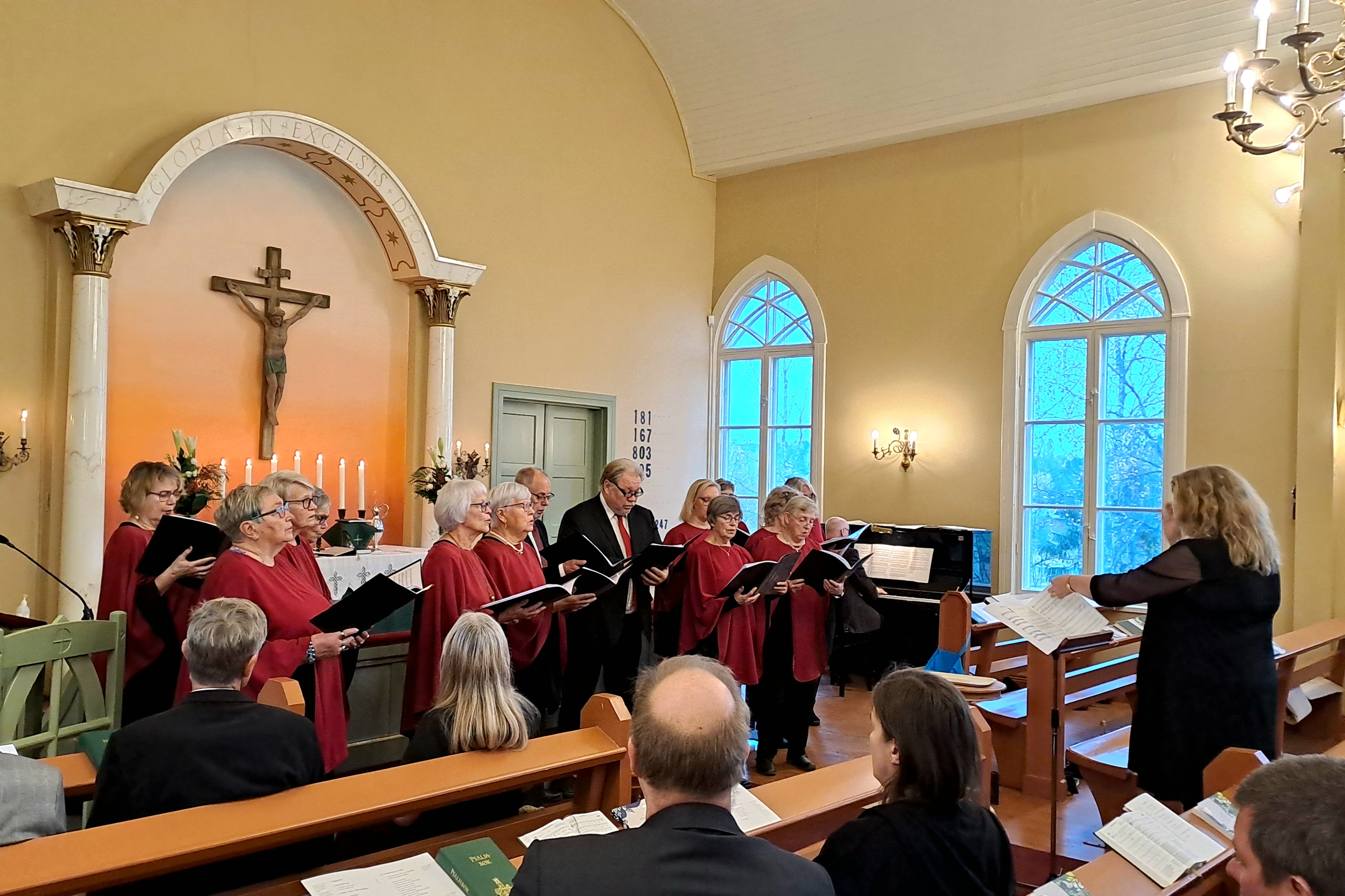 Kör sjunger i en kyrka.