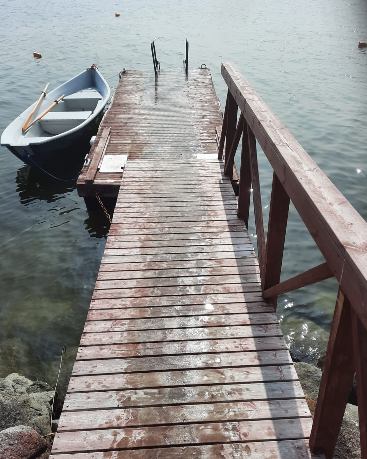 Brygga vid havet och båt. 
