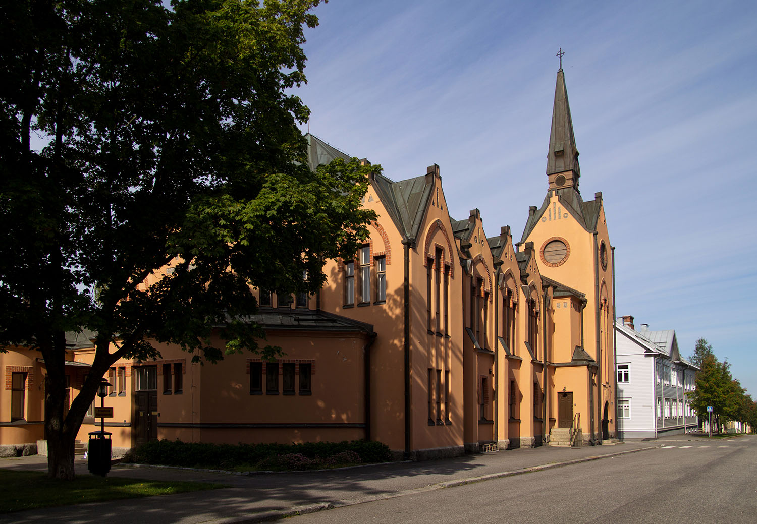 Sunday Prayer livestream on Facebook Gulorange rappad kyrka med brunt plåttak.