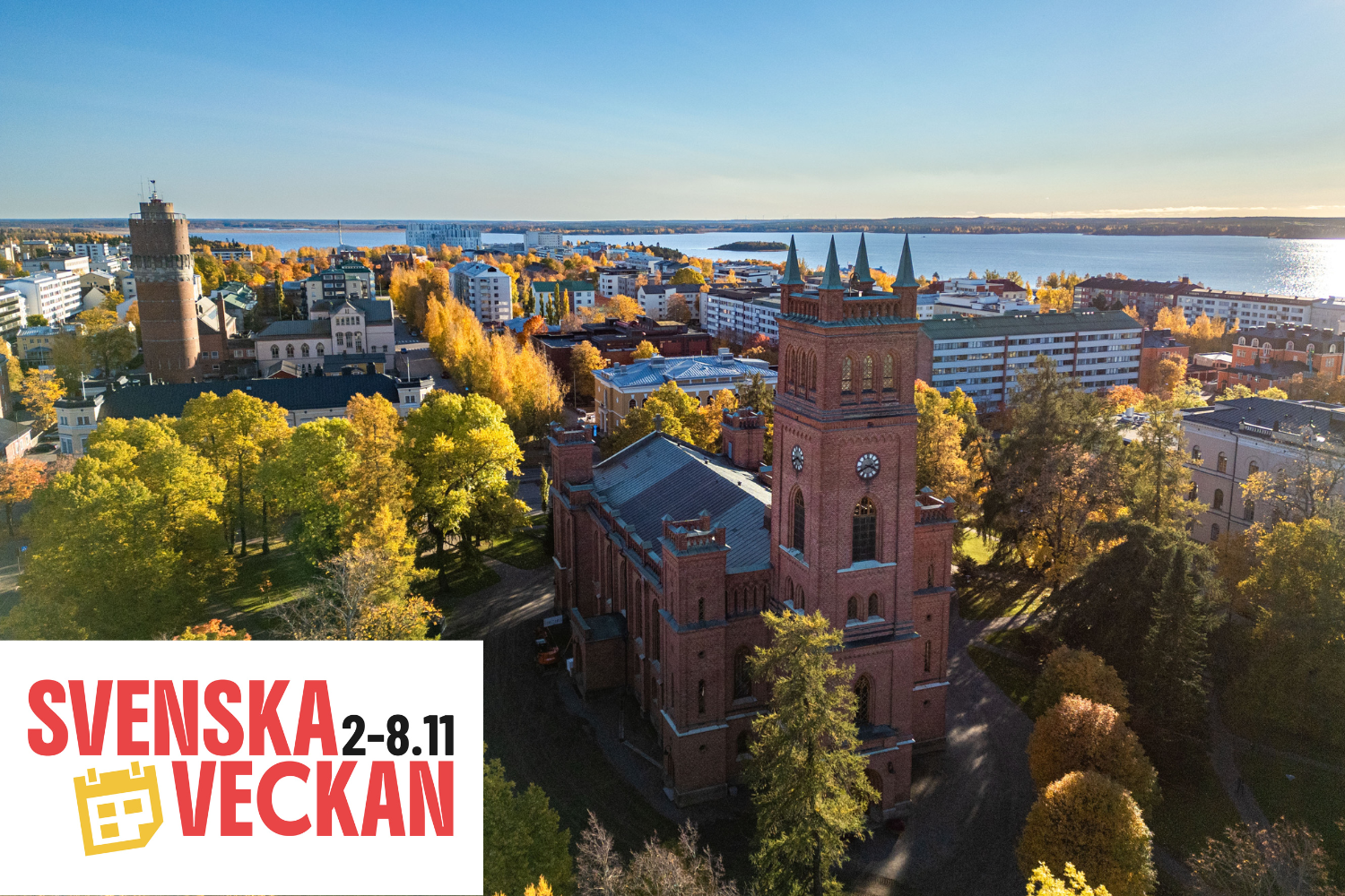 Kyrka i stad på hösten. Text: Svenska veckan.