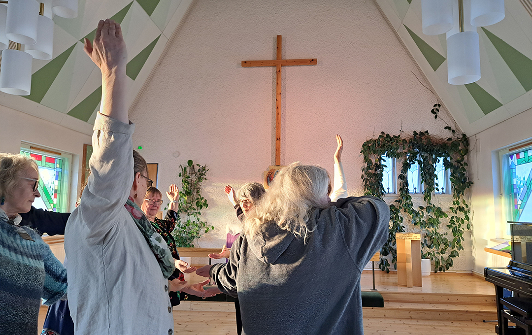 Människor dansar i en kyrksal.