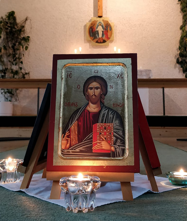 Ordlös bön med kristen djupmeditation Ikon och ljus på ett golv i en kyrka.