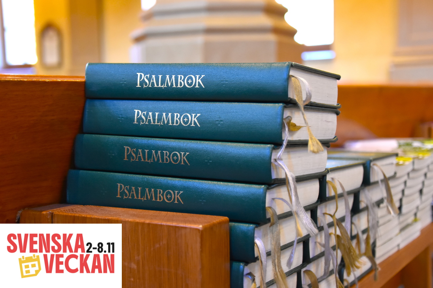 Psalmböcker på hög. Text: Svenska veckan.