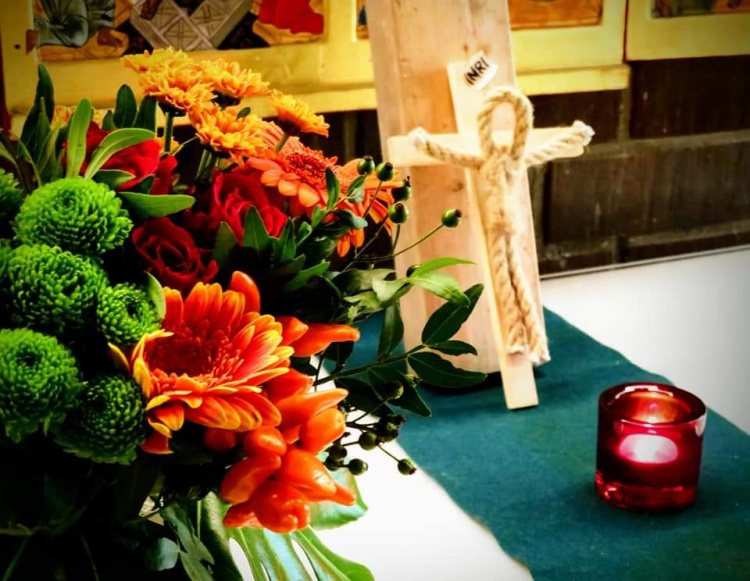 Tyst retreat Altare med kors och blommor