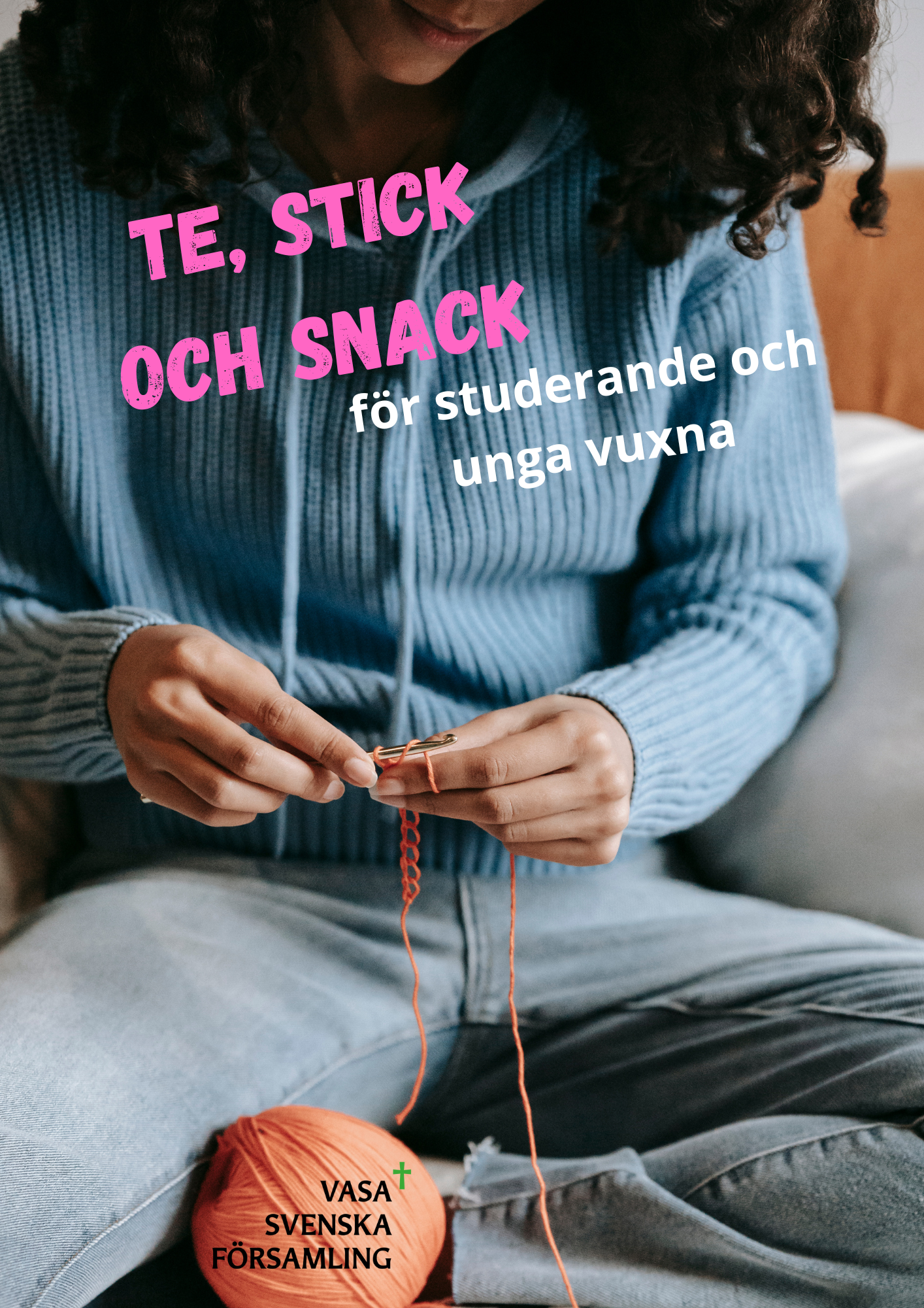Te, stick och snack kvinnan som stickar
