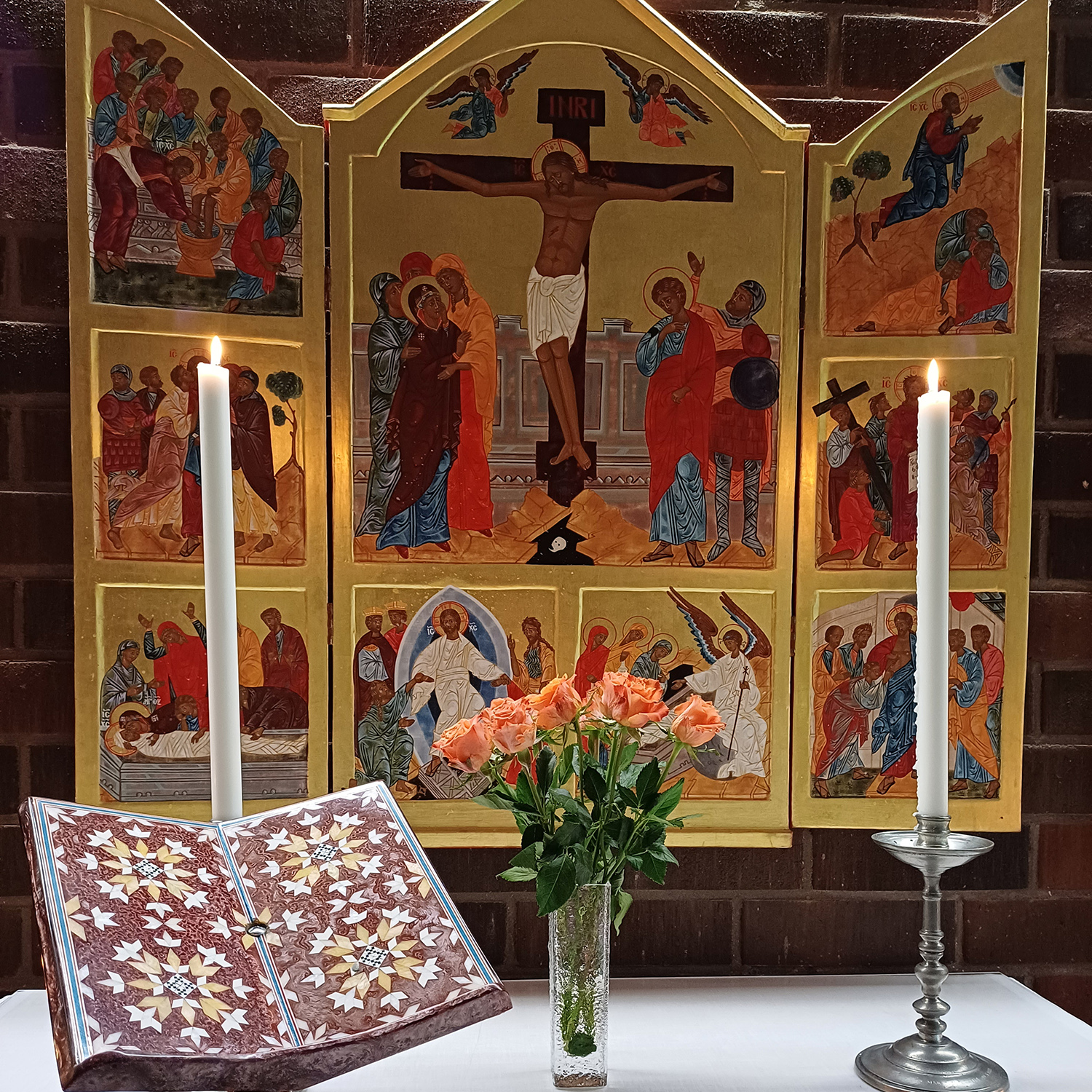 Altare och altartavla, ljus som brinner.