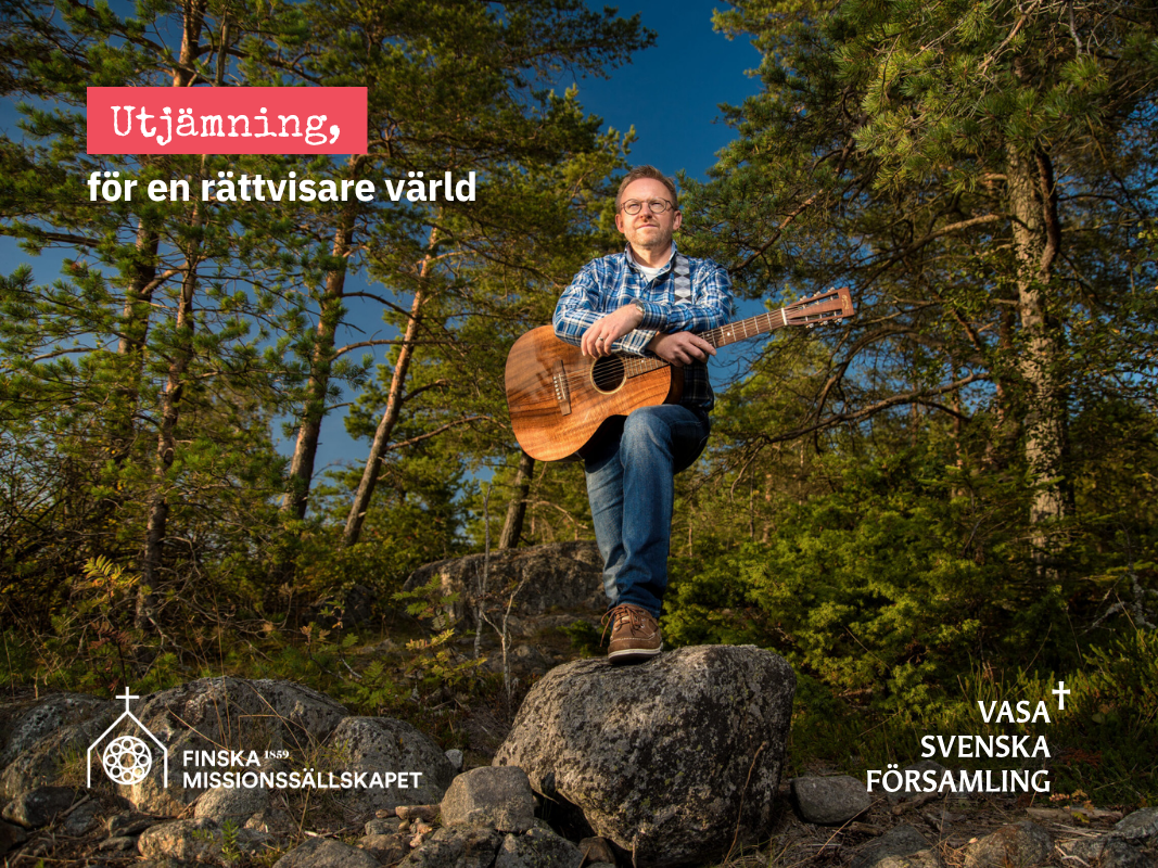Man med gitarr står i en skog. Text: Utjämning, för en rättvisare värld.