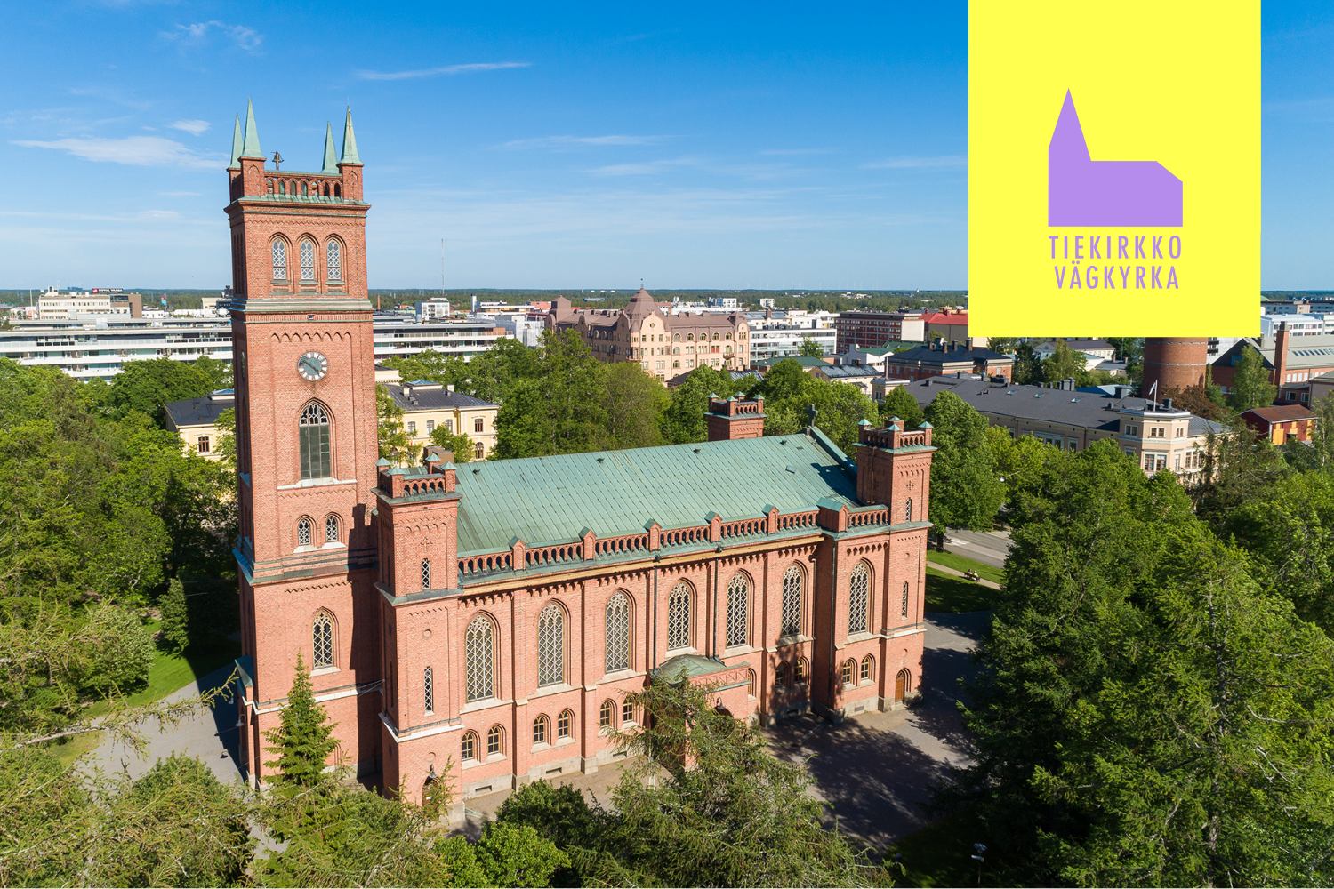 Upptäck Trefaldighetskyrkan tillsammans med en guide Röd tegelkyrka i en lummig park. Text: Vägkyrka.