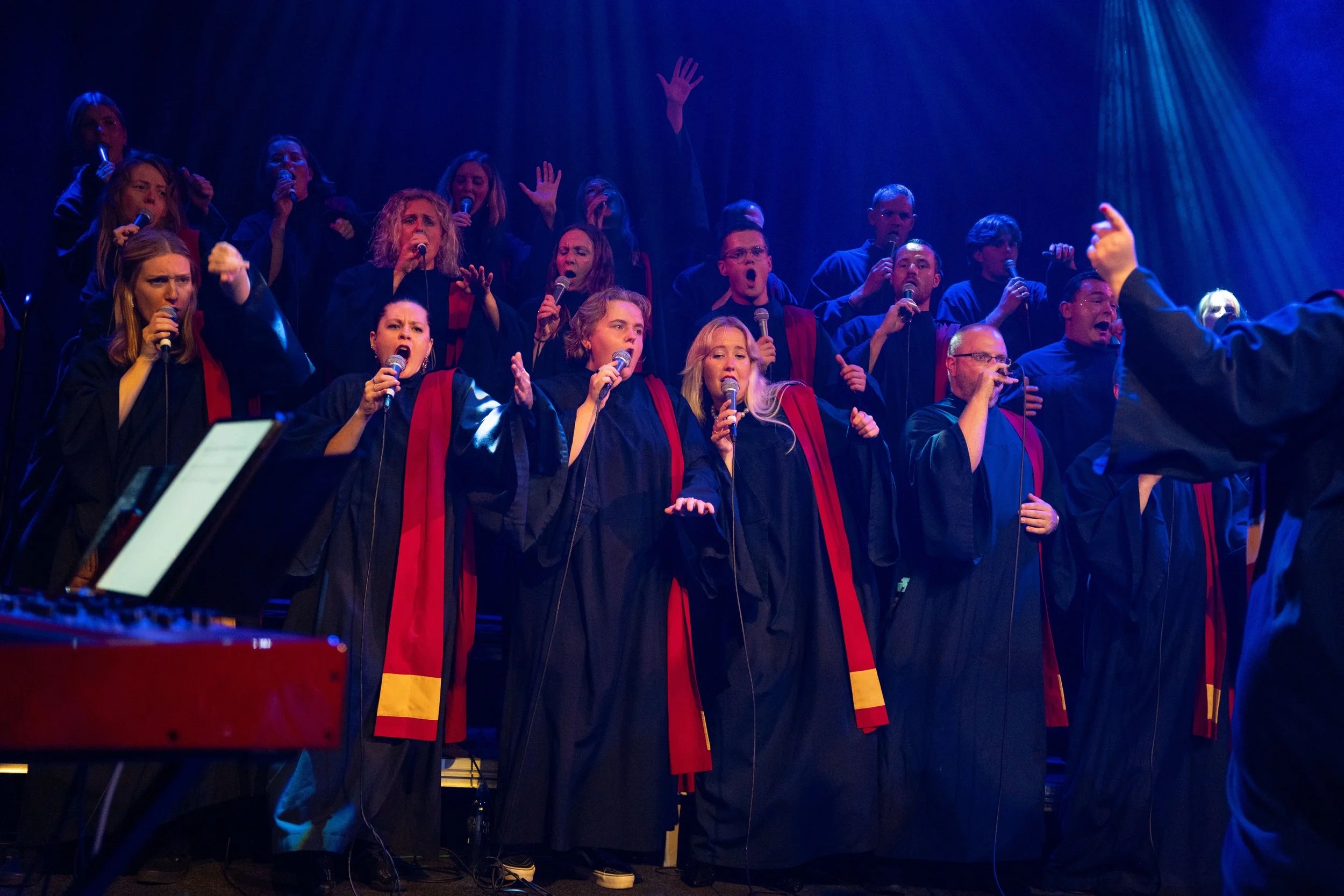 Gospelkör sjunger.