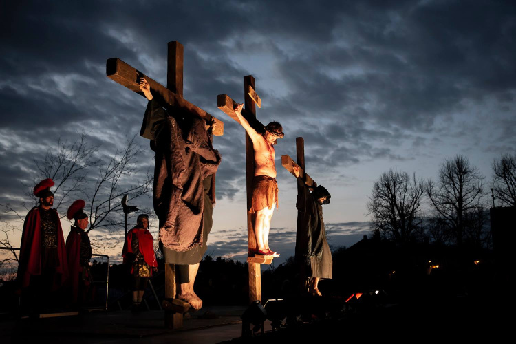 Via Crucis från Borgå på Yle Arenan Tre män hänger på kors.