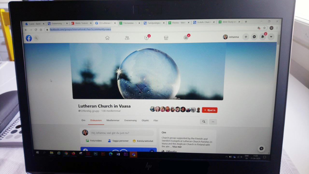 Bible Study online Bild av en Facebooksida på en datorskärm.