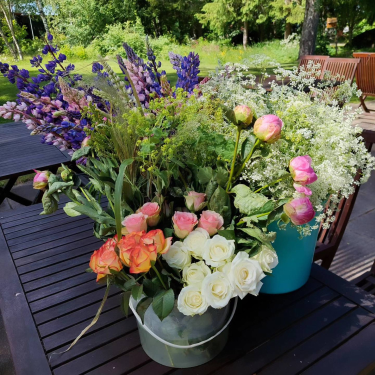 Blombukett i vas. Vita rosor, pioner, lupiner m.m.