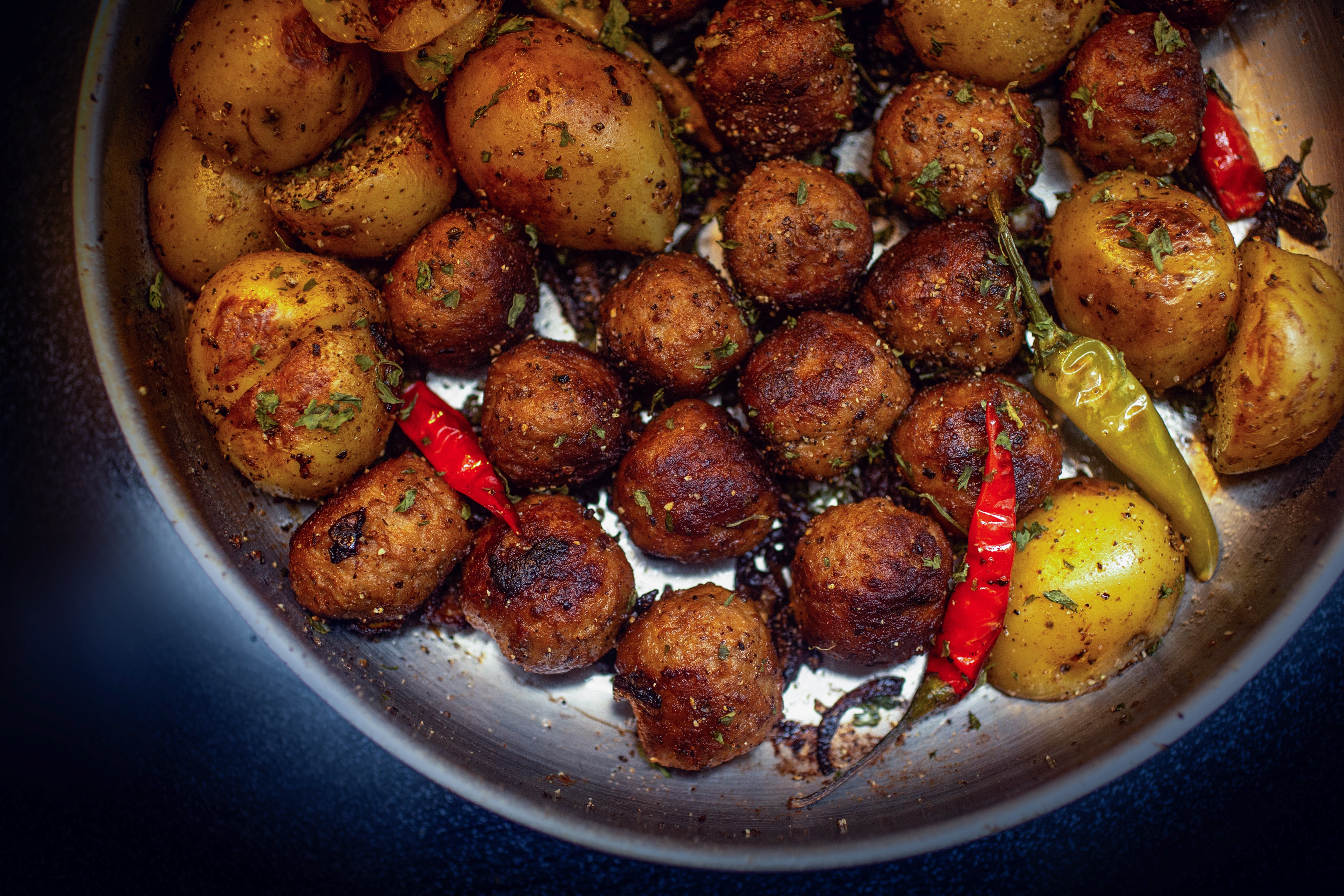 Missionslunch Köttbullar i stekpanna.
