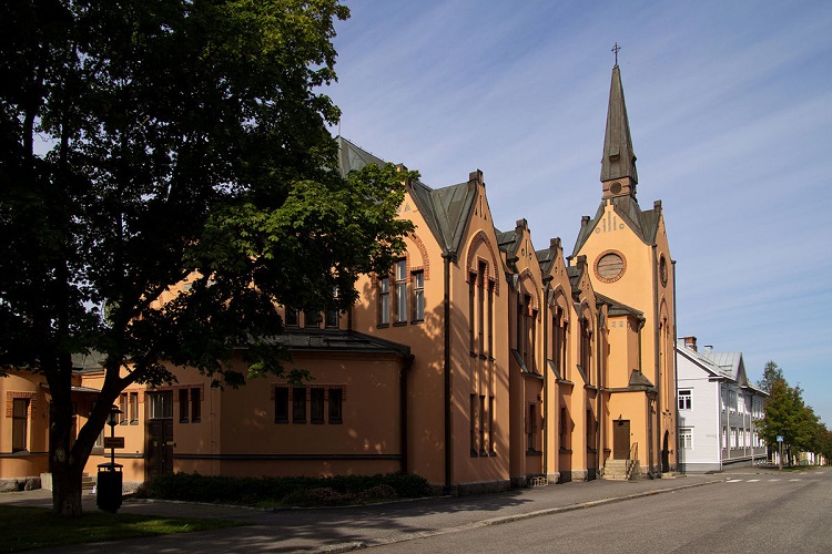 Brändö kyrka Gulorange rappad kyrka med brunt plåttak