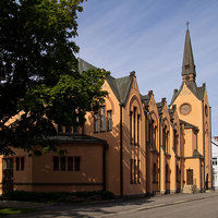 Brändö kyrka Gulorange rappad kyrka med brunt plåttak