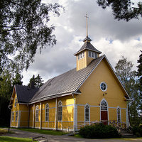 Sundom kyrka Gul träkyrka med mörkbrunt plåttak