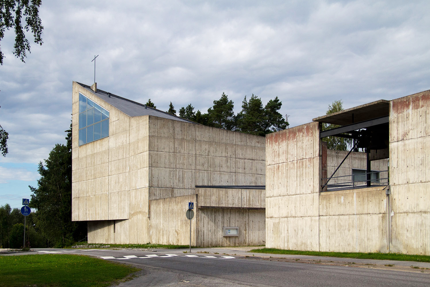 Kyrka byggd av stora cementblock.