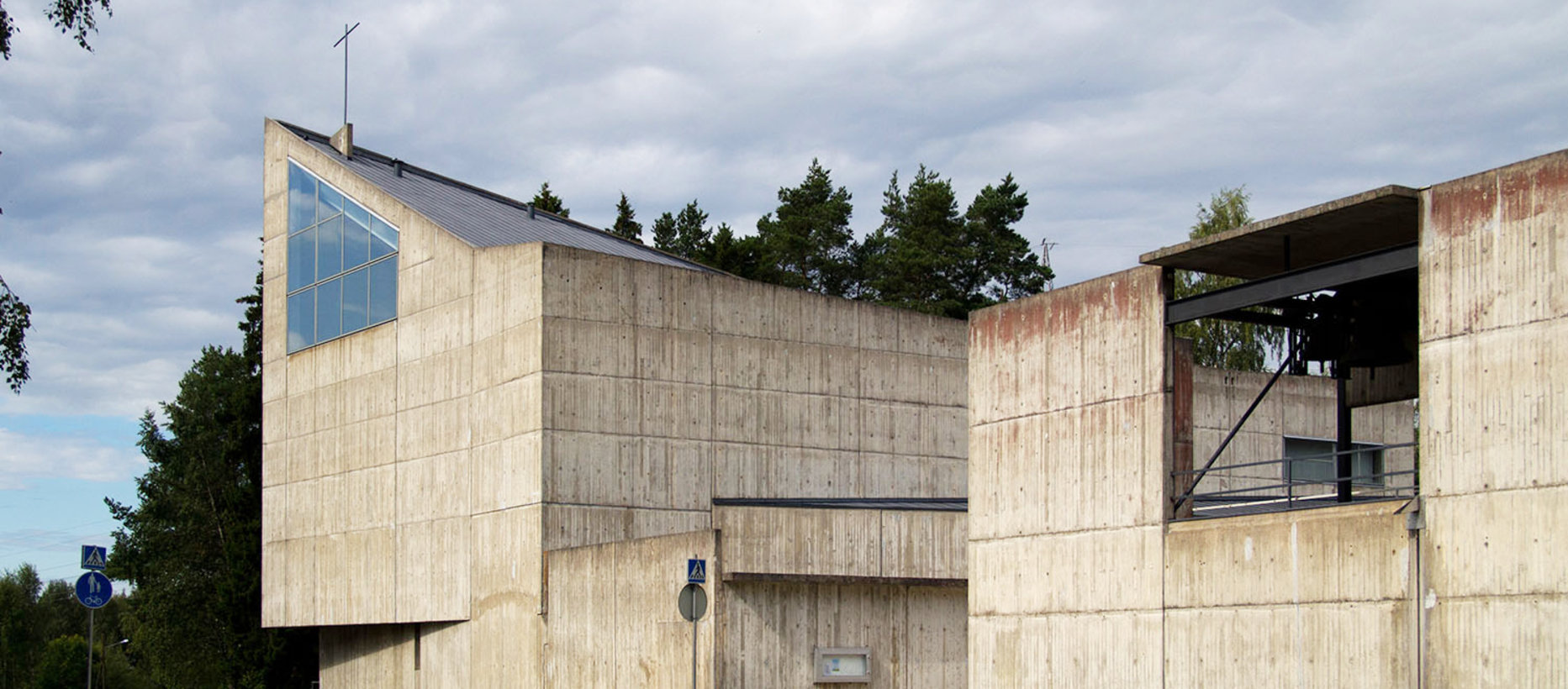 Roparnäs kyrka Kyrka byggd av stora cementblock