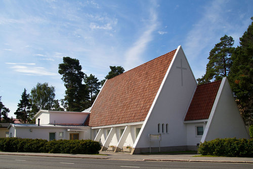 Dragnäsbäcks kyrka Vit triangelformad kyrka med rött tegeltak