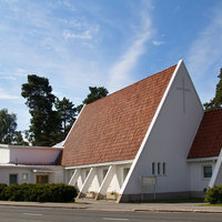 Dragnäsbäcks kyrka Vit triangelformad kyrka med rött tegeltak