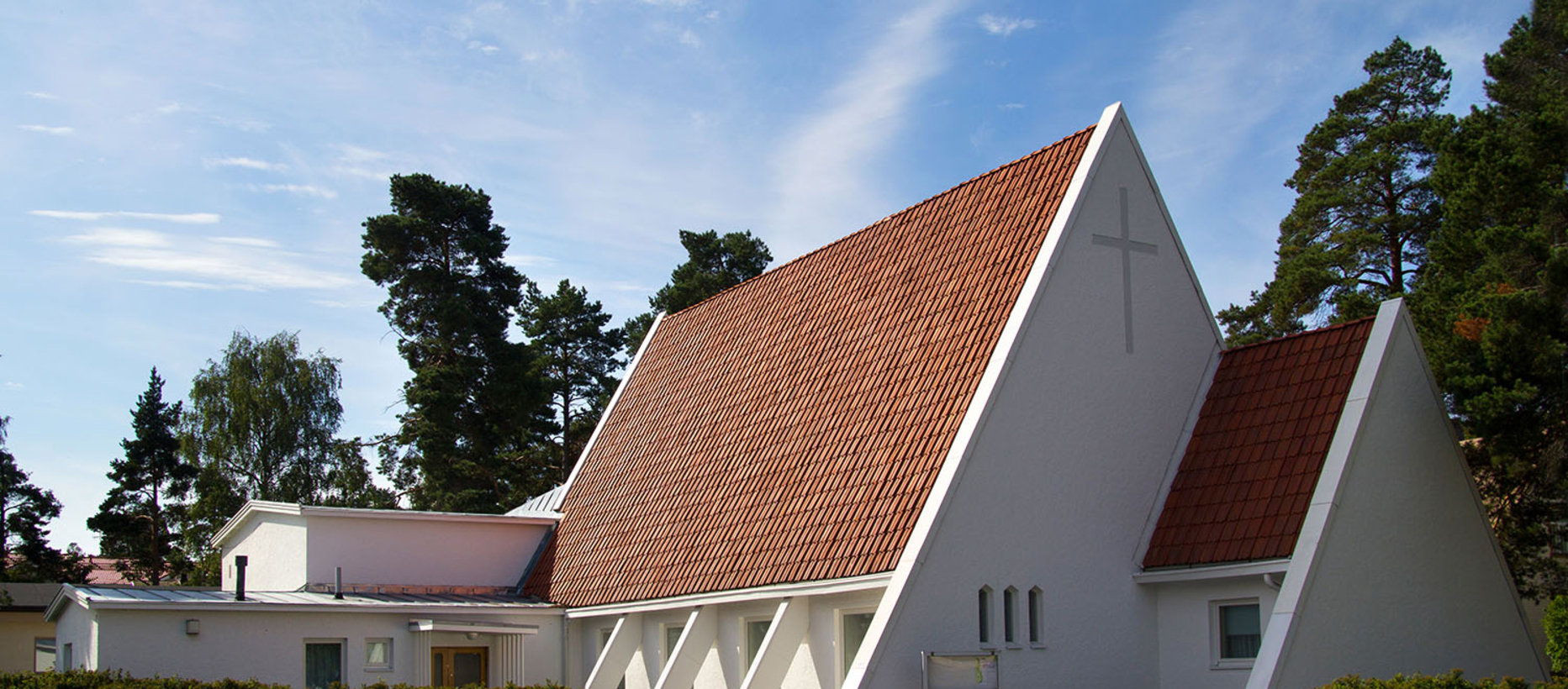 Dragnäsbäcks kyrka Vit triangelformad kyrka med rött tegeltak