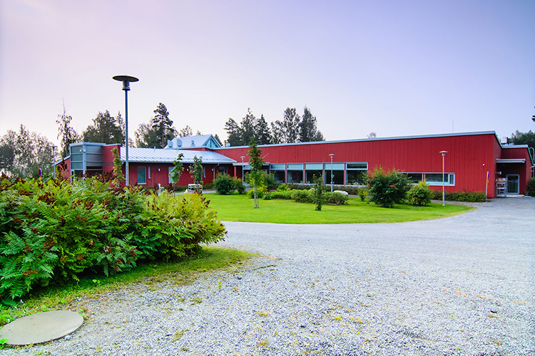 Stor röd träbyggnad