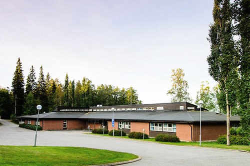 Lepikko lägergård Stor låg röd tegelbyggnad