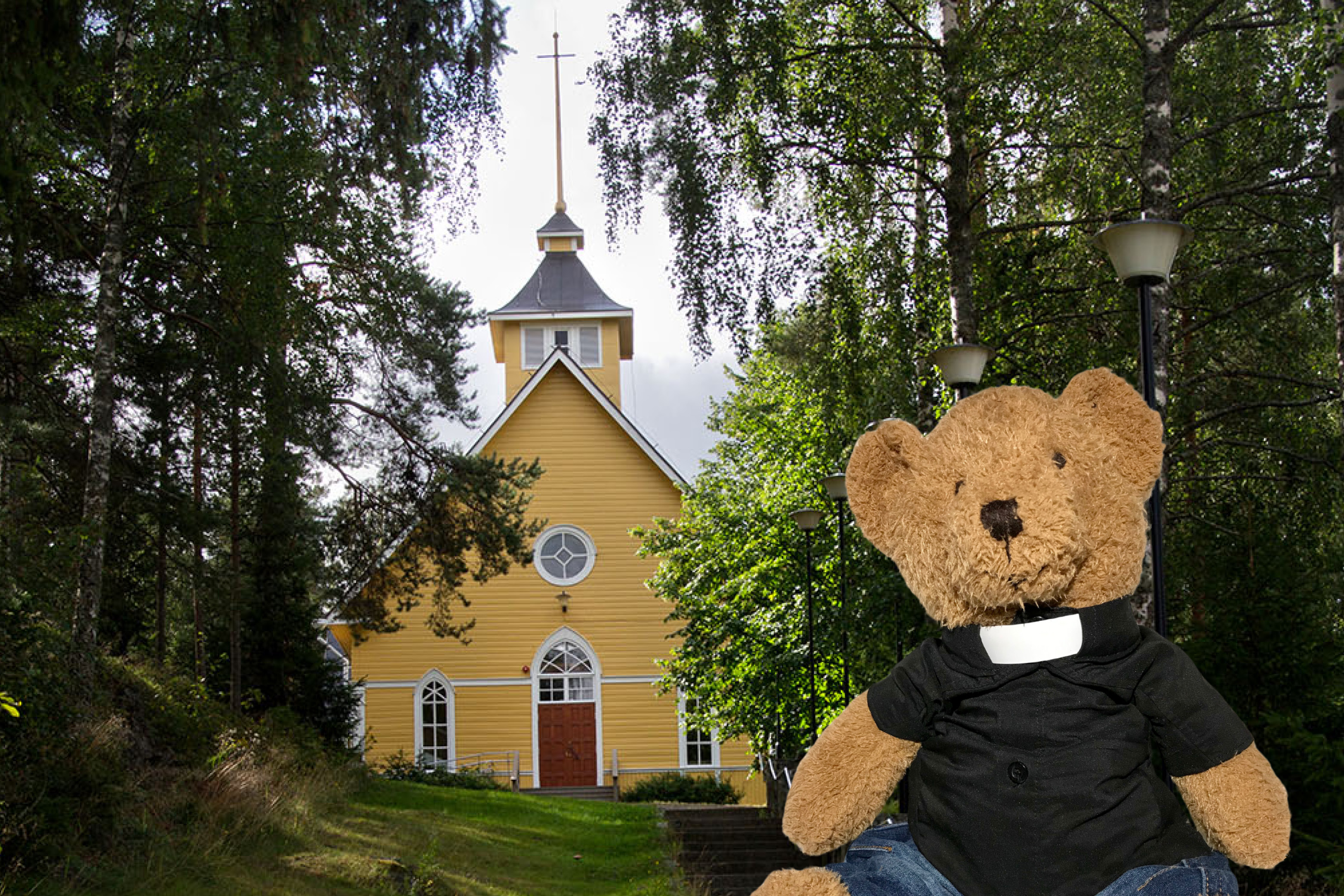 Teddybjörn med prästkrage framför en gul träkyrka.
