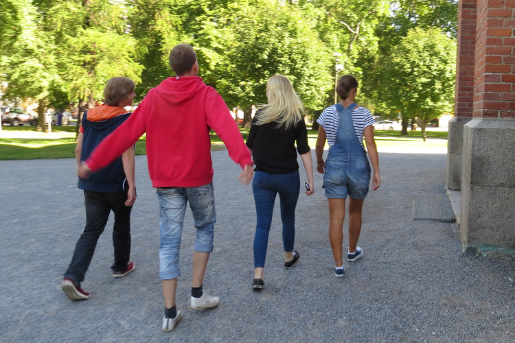 Studeranden som går till kyrkan