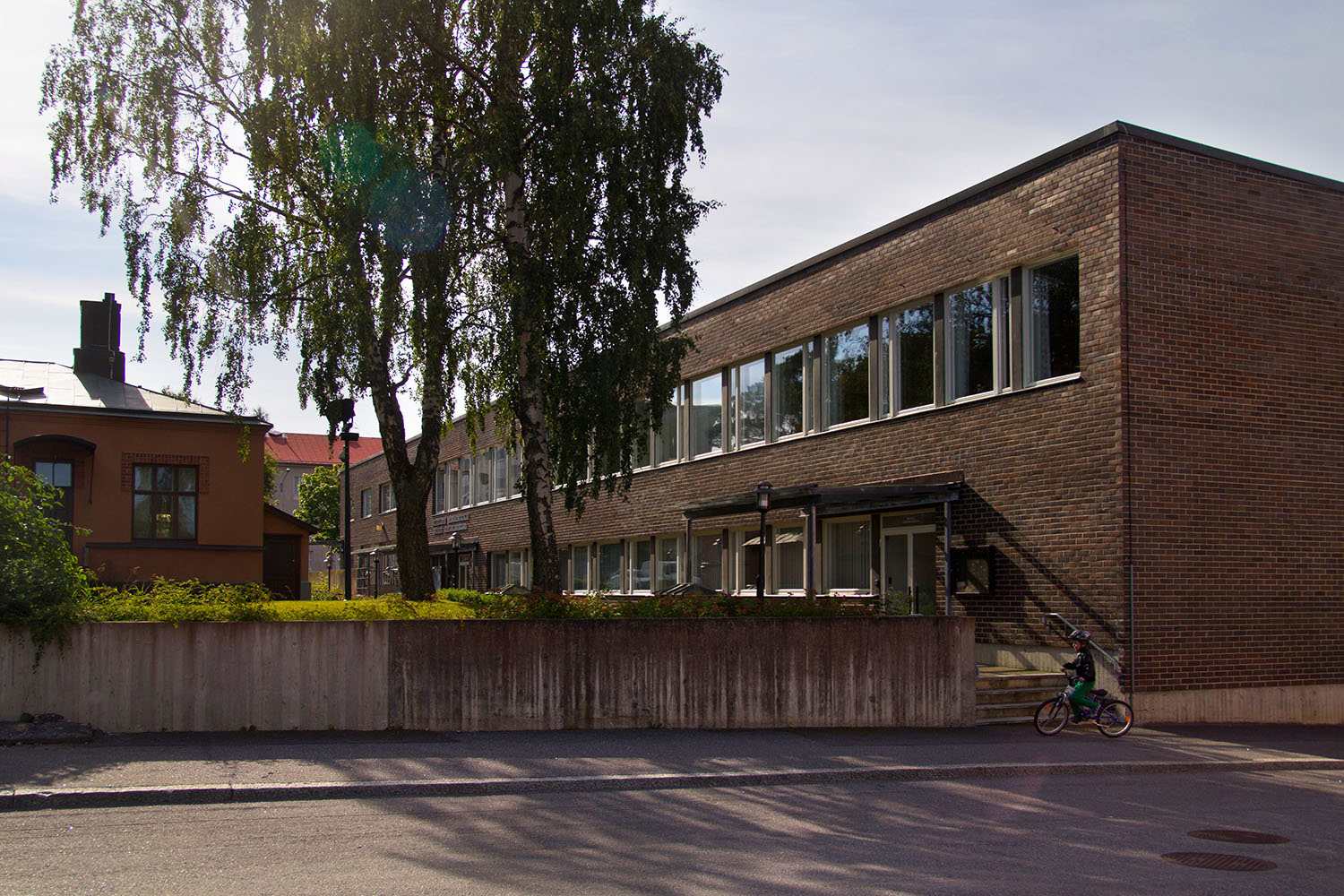 Brändö församlingsgård Mörkbrun tegelbyggnad