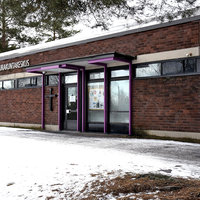 Korsnästågets församlingscentrum Mörkbrun tegelbyggnad tagen på vintern när det är lite snö på marken.