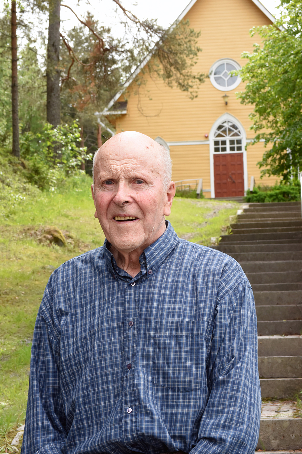 Bengt Cederberg framför Sundom kyrka.