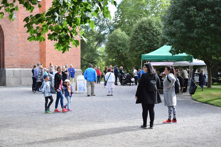 Folk i rörelse i kyrkparken på Konstens natt 2017