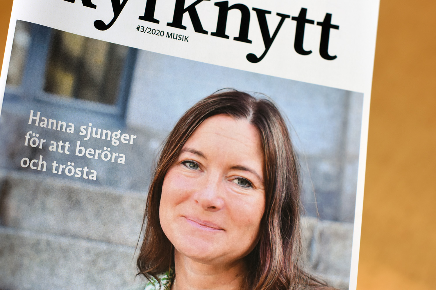 En del av pärmen av tidningen Kyrknytt. Hanna Jern syns på bilden samt texten: Hanna sjunger för att beröra...