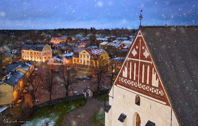 Borgå domkyrka med sin kännspaka utsmyckning. I bakgrunden syns andra hus.