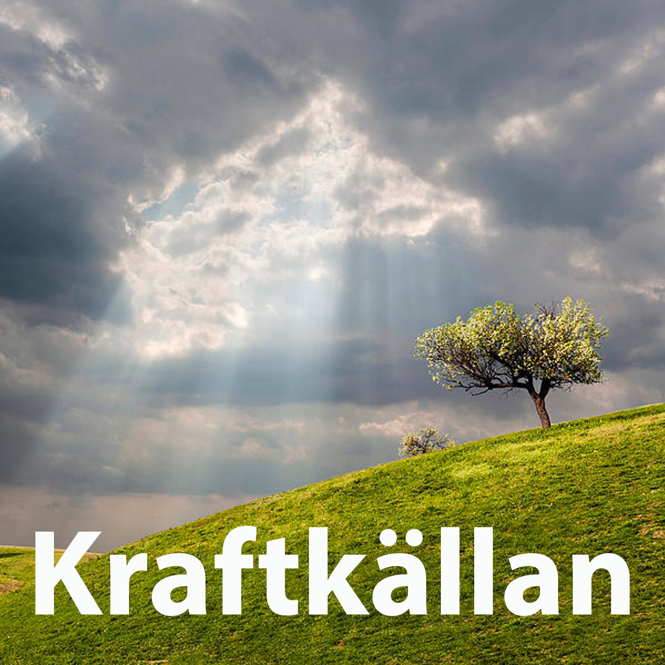 Solen bryter igenom molnen en mulen dag. Landskapet är grönt och böljande. Text: Kraftkällan.