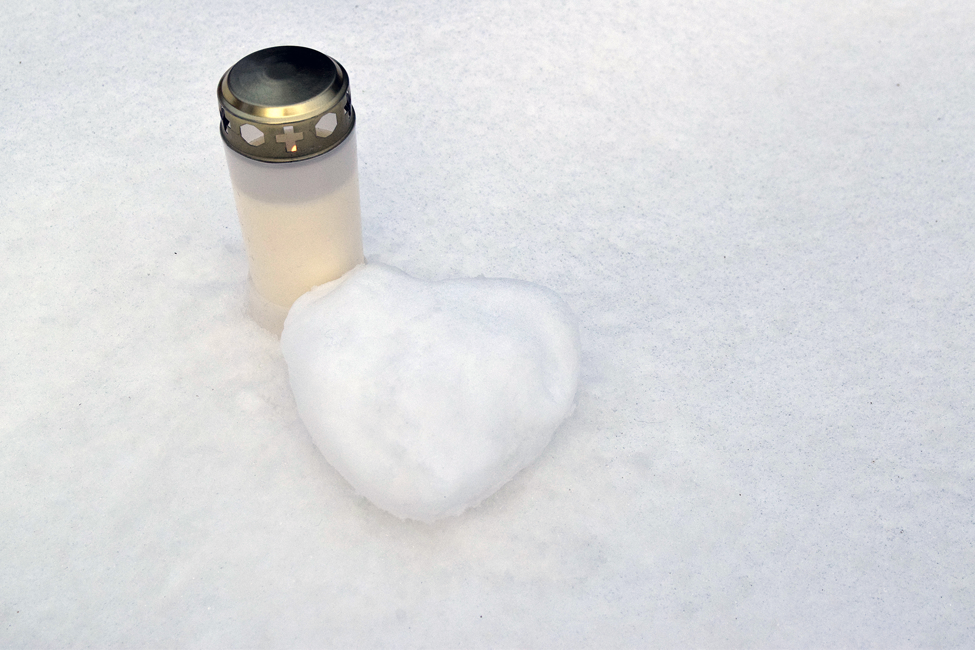Gravljus och en hjärtformad snöklump.
