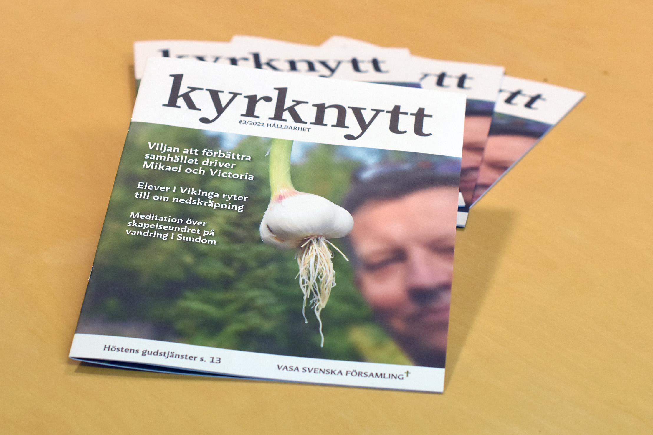 Hög med Kyrknytt-tidningar.