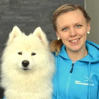Samujedhunden Rosie tillsammans med sin matte.